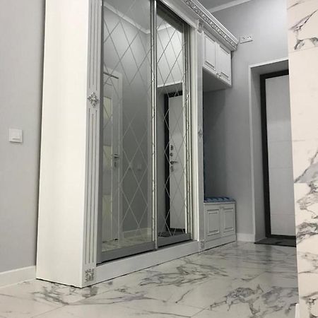 Люкс Апартаменты На Назарбаева ウラルスク エクステリア 写真